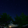 西に沈む月と星空