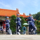 青い軍服に身を包んだ若者たち
