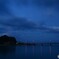 静かな水面と走る雲