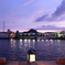 最終便が出港したあと、夏の夕暮れの桟橋にて。