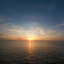 両手を拡げた夕日？