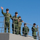 手を振る自衛官