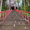 赤い手すりの階段