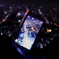 スマホ越しから大阪の夜景を