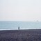 海に人と船