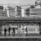電車を待つ人々