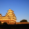 夕暮れの姫路城と月