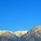 朝の月と山