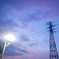 紫 と 送電塔