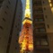 ビルとビルの間から見える東京タワー