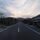 誰もいない道に一人佇む。