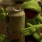 カエル　ビール　飲む
