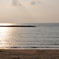 夕日手前の海