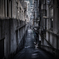 狭く暗い路
