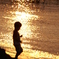 夕焼けの中の子ども
