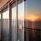 窓に映る瀬戸内海の夕日