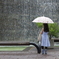 雨に佇む