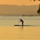 夕暮れの湖に