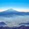 晩秋の乾徳山山頂から見た甲府盆地と富士山２