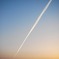 夕空を横切る飛行機雲