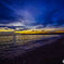 夕暮れの波打ち際