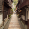 古路地の小路で…