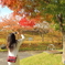 紅葉のグラデーションを撮る彼女を撮る私