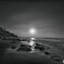  いつもの浜辺（モノクロで表現）