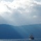 光に照らされた海賊船