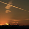 飛行機雲の名残がある夕景