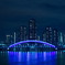 夜に輝く青い橋
