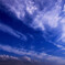 青に切り裂かれる白雲