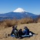 富士と親子 若いお父さんが子をおぶって登りました