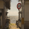 路地から見える湖