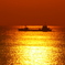 夕日に浮かぶ船