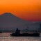 タンカーとランドマークタワーと富士山と