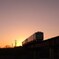 夕陽を背に