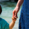 海辺で手を繋ぐ親子