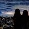 夜景を眺める娘