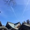伊勢神宮上空にV字飛行機雲