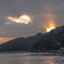 山に沈む夕陽