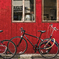 赤い壁の前に自転車