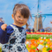 少女は花へ。父は風に。