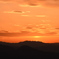 山に沈む夕陽