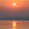 夕日を横切る船