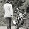 橋上のバイクとライダー