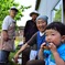 夏 庭のさくらんぼ狩の後の休憩
