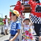 お神輿潜ってはいチーズ！②