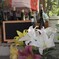 百合の花とワインボトル