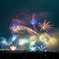 空に咲く色鮮やかな花